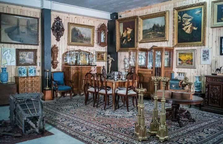 Antieke meubelen en kunst voor inboedelruiming.