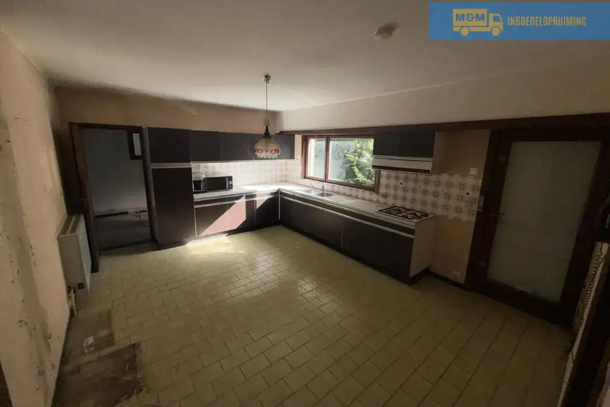 Opgeruimde keuken na volledige inboedelopruiming