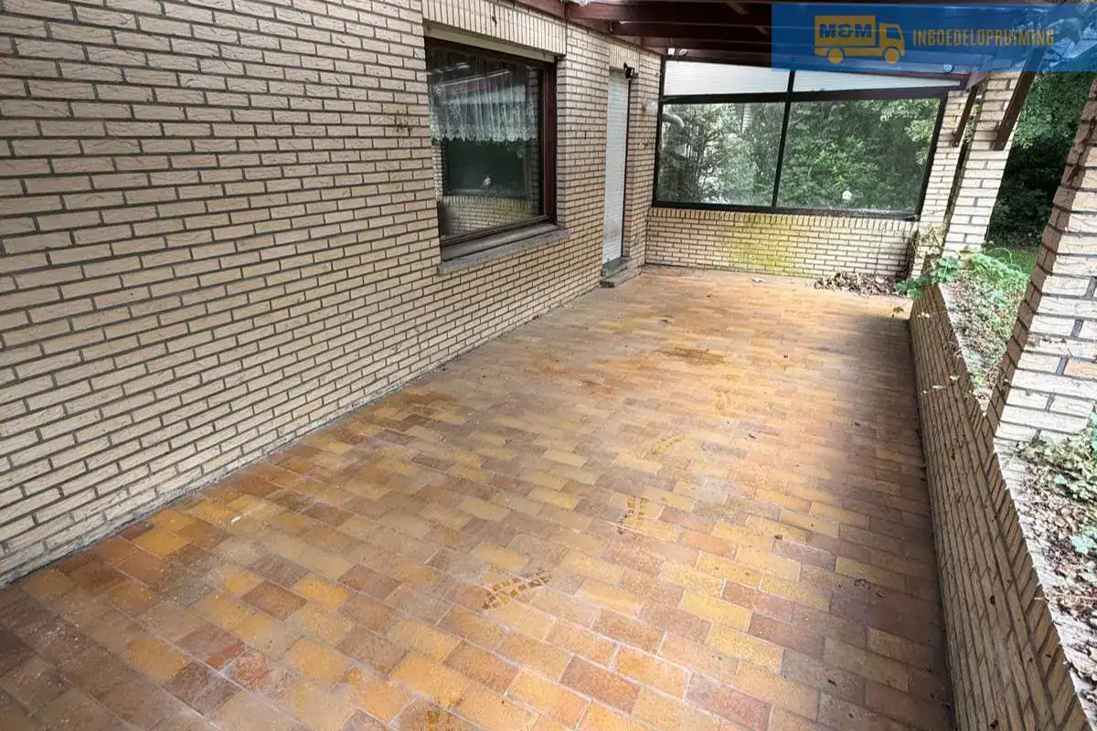 Opgeruimd terras na opruiming van woning