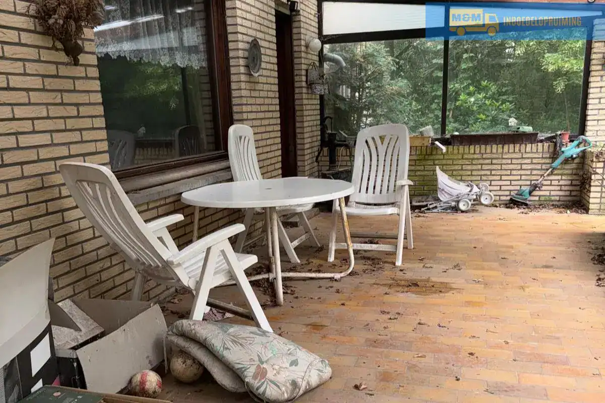 Terras met spullen en afval voor opruiming